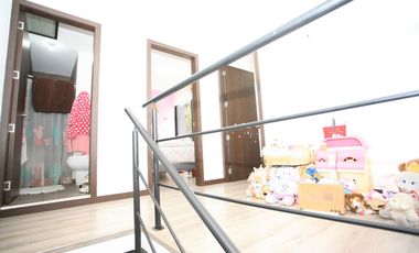 CASA ESQUINERA MODERNA CON JARDÍN Y SEGURIDAD EN CONJUNTO PRIVADO