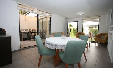 CASA ESQUINERA MODERNA CON JARDÍN Y SEGURIDAD EN CONJUNTO PRIVADO