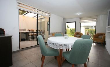 CASA ESQUINERA MODERNA CON JARDÍN Y SEGURIDAD EN CONJUNTO PRIVADO