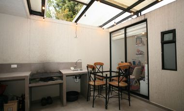 CASA ESQUINERA MODERNA CON JARDÍN Y SEGURIDAD EN CONJUNTO PRIVADO