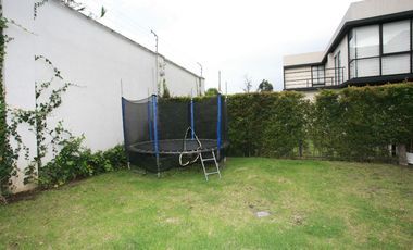 CASA ESQUINERA MODERNA CON JARDÍN Y SEGURIDAD EN CONJUNTO PRIVADO