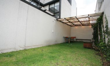 CASA ESQUINERA MODERNA CON JARDÍN Y SEGURIDAD EN CONJUNTO PRIVADO