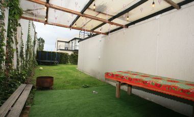 CASA ESQUINERA MODERNA CON JARDÍN Y SEGURIDAD EN CONJUNTO PRIVADO