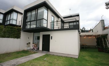 CASA ESQUINERA MODERNA CON JARDÍN Y SEGURIDAD EN CONJUNTO PRIVADO