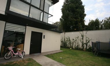 CASA ESQUINERA MODERNA CON JARDÍN Y SEGURIDAD EN CONJUNTO PRIVADO