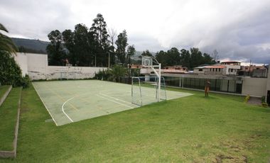 CASA ESQUINERA MODERNA CON JARDÍN Y SEGURIDAD EN CONJUNTO PRIVADO