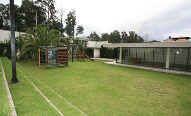 CASA ESQUINERA MODERNA CON JARDÍN Y SEGURIDAD EN CONJUNTO PRIVADO