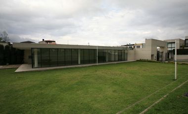 CASA ESQUINERA MODERNA CON JARDÍN Y SEGURIDAD EN CONJUNTO PRIVADO