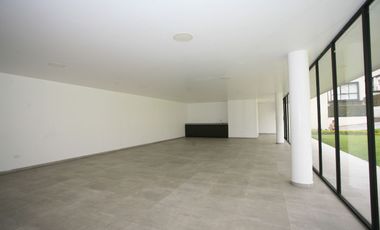 CASA ESQUINERA MODERNA CON JARDÍN Y SEGURIDAD EN CONJUNTO PRIVADO