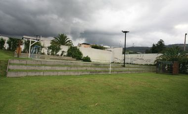 CASA ESQUINERA MODERNA CON JARDÍN Y SEGURIDAD EN CONJUNTO PRIVADO