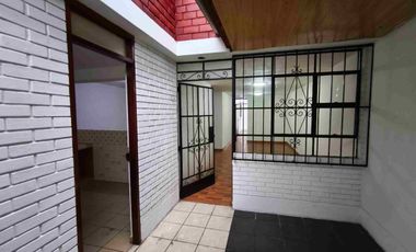 VENDO CASA SAN JUAN MIRAFLORES / ENTRE VARGAS MACHUCA Y PEDRO MIOTA  / 108 M2 / USD 138,000 DOLARES NEGOCIABLES.