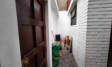 VENDO CASA SAN JUAN MIRAFLORES / ENTRE VARGAS MACHUCA Y PEDRO MIOTA  / 108 M2 / USD 138,000 DOLARES NEGOCIABLES.