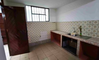VENDO CASA SAN JUAN MIRAFLORES / ENTRE VARGAS MACHUCA Y PEDRO MIOTA  / 108 M2 / USD 138,000 DOLARES NEGOCIABLES.