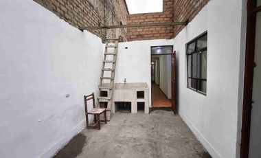 VENDO CASA SAN JUAN MIRAFLORES / ENTRE VARGAS MACHUCA Y PEDRO MIOTA  / 108 M2 / USD 138,000 DOLARES NEGOCIABLES.