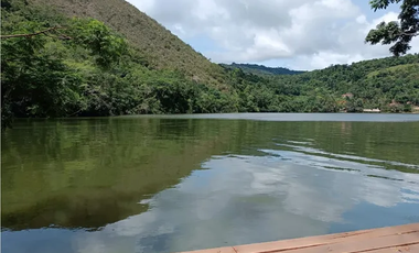 Terreno de 3.2 ha a orillas de la Laguna de Sauce. Su ambiente de paz y tranquilidad lo convierte en el lugar ideal para un proyecto residencial.
