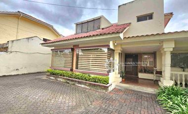 EN VENTA - CASA CON 4 HABITACIONES Y 200M2 DE JARDIN