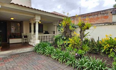 EN VENTA - CASA CON 4 HABITACIONES Y 200M2 DE JARDIN