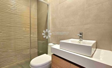 EN VENTA - MODERNO DEPARTAMENTO DE 2 HABITACIONES CON VISTA AL RÍO YANUNCAY. 

‼️POR ESTRENAR‼️