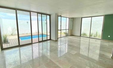 Casa en venta dentro de privada con Alberca y Roof Garden zona del campestre