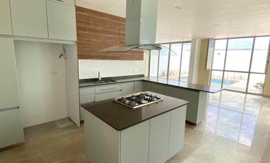 Casa en venta dentro de privada con Alberca y Roof Garden zona del campestre