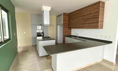 Casa en venta dentro de privada con Alberca y Roof Garden zona del campestre
