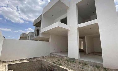Casa en venta dentro de privada con Alberca y Roof Garden zona del campestre