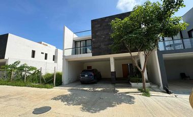 Casa en venta dentro de privada con Alberca y Roof Garden zona del campestre