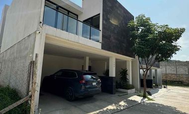 Casa en venta dentro de privada con Alberca y Roof Garden zona del campestre
