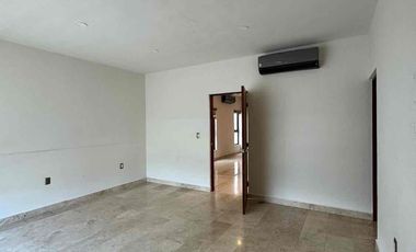 Casa en venta dentro de privada con Alberca y Roof Garden zona del campestre