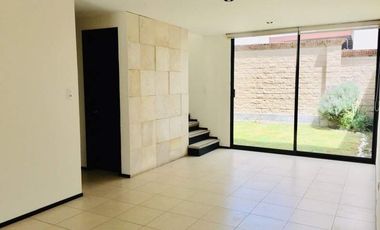 Casa en renta con amplio jardín en Lomas de Angelópolis 2 recamaras