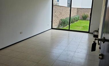 Casa en renta con amplio jardín en Lomas de Angelópolis 2 recamaras
