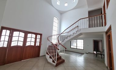 Casa venta cerro del tesoro 5 recamaras estudio terraza jardín, 8 autos. San pedro Tlaquepaque