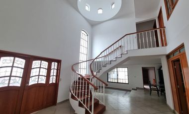 Casa venta cerro del tesoro 5 recamaras estudio terraza jardín, 8 autos. San pedro Tlaquepaque