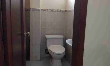 Rento Departamento Espacioso con Chimenea y Parqueadero – Sector Av. del Maestro y Quitumbe – $340