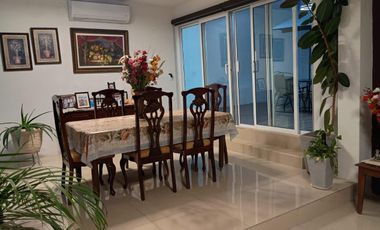 RINCONADA DE LA SIERRA CASA EN VENTA FRENTE A PARQUE EN ESQUINA