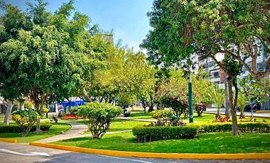 SURCO - Venta de Moderna Casa en Chacarilla del Estanque frente a Parque