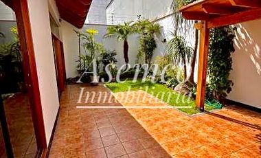 SURCO - Venta de Moderna Casa en Chacarilla del Estanque frente a Parque
