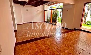 SURCO - Venta de Moderna Casa en Chacarilla del Estanque frente a Parque