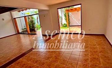 SURCO - Venta de Moderna Casa en Chacarilla del Estanque frente a Parque