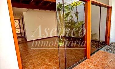 SURCO - Venta de Moderna Casa en Chacarilla del Estanque frente a Parque
