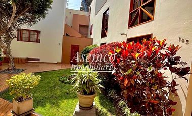 SURCO - Venta de Moderna Casa en Chacarilla del Estanque frente a Parque