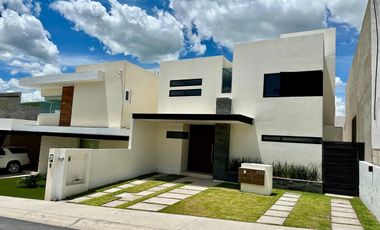 Casa nueva con Jardín enorme y Recámara con baño completo en Planta Baja