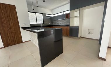 Casa nueva con Jardín enorme y Recámara con baño completo en Planta Baja