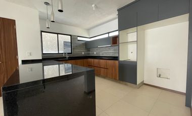 Casa nueva con Jardín enorme y Recámara con baño completo en Planta Baja