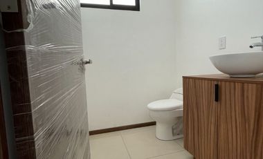 Casa nueva con Jardín enorme y Recámara con baño completo en Planta Baja