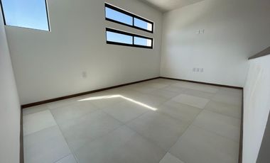 Casa nueva con Jardín enorme y Recámara con baño completo en Planta Baja