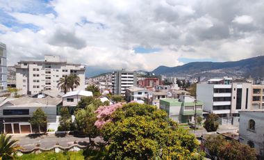 🏡 Departamento Amoblado de 2 Dormitorios en Renta – La Floresta, Quito