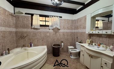 Amplia casa de un piso en venta en Loja sector Amable María