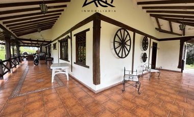 Amplia casa de un piso en venta en Loja sector Amable María