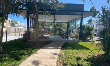 Casa equipada en venta dentro de residencial privado con alberca y amenidades